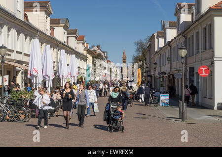 Shopping Street, Brandenburger Straße, Cafés, Menschen, Potsdam, Brandenburg Stockfoto