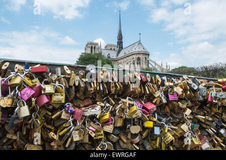 Liebesschlösser am Pont de L'Archeveche, Erzbischof Bridge.Photo ein paar Tage bevor Stadt Vorhängeschlösser aus Pont des Artes entfernt, Paris. Stockfoto