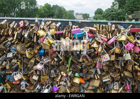 Liebesschlösser am Pont de L'Archeveche, Erzbischof Bridge.Photo ein paar Tage bevor Stadt Vorhängeschlösser aus Pont des Artes entfernt, Paris. Stockfoto
