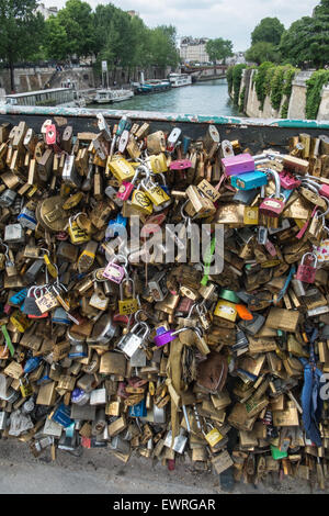 Liebesschlösser am Pont de L'Archeveche, Erzbischof Bridge.Photo ein paar Tage bevor Stadt Vorhängeschlösser aus Pont des Artes entfernt, Paris. Stockfoto