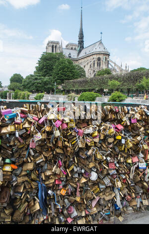 Liebesschlösser am Pont de L'Archeveche, Erzbischof Bridge.Photo ein paar Tage bevor Stadt Vorhängeschlösser aus Pont des Artes entfernt, Paris. Stockfoto