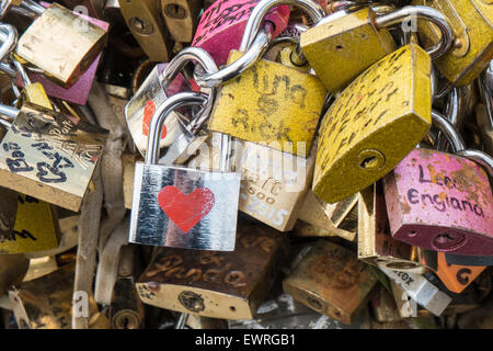 Liebesschlösser am Pont de L'Archeveche, Erzbischof Bridge.Photo ein paar Tage bevor Stadt Vorhängeschlösser aus Pont des Artes entfernt, Paris. Stockfoto