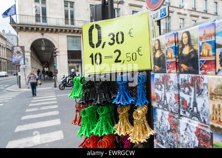 Billige touristische Eiffelturm Souvenirs zum Verkauf entlang Arkaden gehobenen Rue de Rivoli, eine Elite Marke shopping Viertel von Paris. Stockfoto