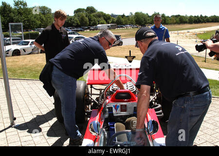 Weybridge, Surrey, UK. 30. Juni 2015. Great British Bake Off Moderator Paul Hollywood (links) schließt sich die ehemaligen Formel-1-Stars John Surtees, Damon Hill und Derek Bell für Henry Surtees Stiftung Brooklands Team Challenge in der Mercedes-Benz Welt in Weybridge Surrey 30.06.2015 Credit: Theodore Liasi/Alamy Live-Nachrichten Stockfoto