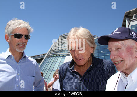 Weybridge, Surrey, UK. 30. Juni 2015. Great British Bake Off Moderator Paul Hollywood schließt ehemaligen Formel-1-Stars John Surtees (rechts), Damon Hill (links) & Derek Bell (Zentrum) für Henry Surtees Stiftung Brooklands Team Challenge in der Mercedes-Benz Welt in Weybridge Surrey 30.06.2015 Credit: Theodore Liasi/Alamy Live-Nachrichten Stockfoto