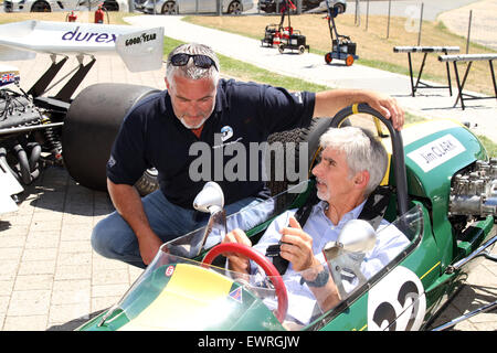 Weybridge, Surrey, UK. 30. Juni 2015. Great British Bake Off Moderator Paul Hollywood (links) schließt sich die ehemaligen Formel-1-Stars John Surtees, Damon Hill (sitzend) und Derek Bell für Henry Surtees Stiftung Brooklands Team Challenge in der Mercedes-Benz Welt in Weybridge Surrey 30.06.2015 Credit: Theodore Liasi/Alamy Live-Nachrichten Stockfoto