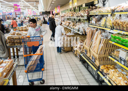 Waren zum Verkauf an riesigen Supermarkt in Creteil in Vororten von Paris, Frankreich. Stockfoto