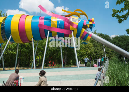 Parc De La Villette, Wissenschaft und Kultur-Zone, Bezirk, Stadt der Wissenschaft und Industrie, Gärten, Torheiten, darunter Konzert-Locations. Stockfoto