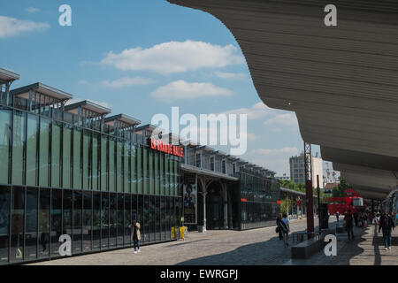 Parc De La Villette, Wissenschaft und Kultur-Zone, Bezirk, Stadt der Wissenschaft und Industrie, Gärten, Torheiten, darunter Konzert-Locations. Stockfoto