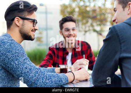 Outdoor Portrait junge Unternehmer arbeiten bei Kaffee-Bar. Stockfoto