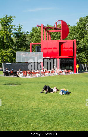 Parc De La Villette, Wissenschaft und Kultur-Zone, Bezirk, Stadt der Wissenschaft und Industrie, Gärten, Torheiten, darunter Konzert-Locations. Stockfoto