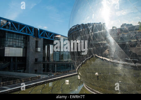 Parc De La Villette, Wissenschaft und Kultur-Zone, Bezirk, Stadt der Wissenschaft und Industrie, Gärten, Torheiten, darunter Konzert-Locations. Stockfoto
