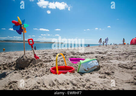 Aberdovey, Wales, UK. 30. Juni 2015. Mit Temperaturen nähert sich 30 Grad genießen Urlauber Zeit am Strand in Aberdovey, Wales. Bildnachweis: Jon Freeman/Alamy Live-Nachrichten Stockfoto