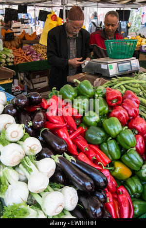 Paris, Frankreich, Marché, Aligre, Obst, Markt, Outdoor, Paris, Stall, Französisch, Gemüse, pflanzliche Verkäufer Verkäufer, Stockfoto