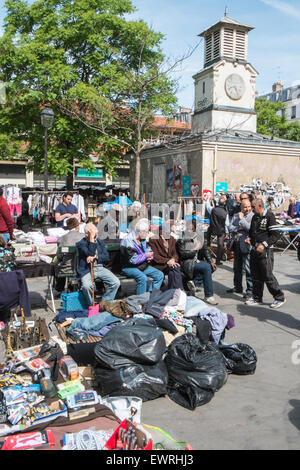 Secondhand Ware am Flohmarkt, Marche, Ort d'Aligre, Paris, Frankreich. Stockfoto
