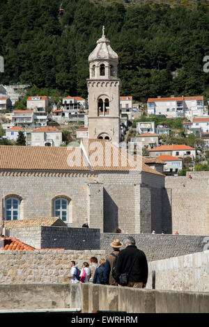 Touristen auf der alten Stadtmauer mit Dominikanerkloster Glockenturm, Dubrovnik, Kroatien Stockfoto