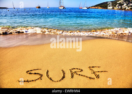 Surf-Wort in Sand geschrieben am Strand Meer Küste Küste Urlaub Ibiza Spanien Santa Eulalia Spanisch Stockfoto