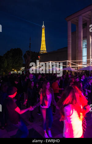 Tanzen zu DJ Musik mit Künstlern beim Pre-opening Event zur Ausstellung im Museum of Modern Art mit beleuchteten Eiffelturm zur Verfügung gestellt Stockfoto