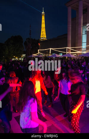 Tanzen zu DJ Musik mit Künstlern beim Pre-opening Event zur Ausstellung im Museum of Modern Art mit beleuchteten Eiffelturm zur Verfügung gestellt Stockfoto