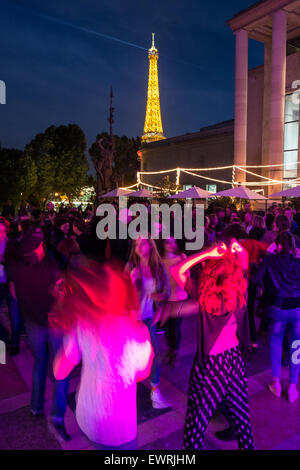 Tanzen zu DJ Musik mit Künstlern beim Pre-opening Event zur Ausstellung im Museum of Modern Art mit beleuchteten Eiffelturm zur Verfügung gestellt Stockfoto