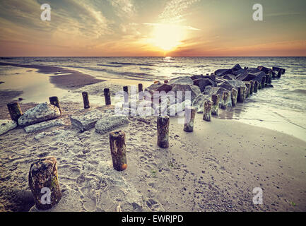 Retro-Vintage-Stil schöne Sonnenuntergang über Ostseeküste, Miedzyzdroje in Polen. Stockfoto