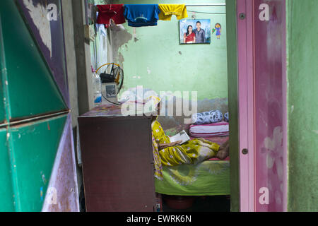 Dhaka, Bangladesch. 30. Juni 2015. Eine alte Frauen von Genf Camp lesen Koran in ihrem Haus in Ramadan.The Genf Camp für "gestrandet Pakistaner '' (Herkunft: der Staat Pakistan) ist in Mohammadpur. Pakistaner lebe dort seit Ende 1971 Krieg der Befreiung. © Zakir Hossain Chowdhury/ZUMA Draht/Alamy Live-Nachrichten Stockfoto