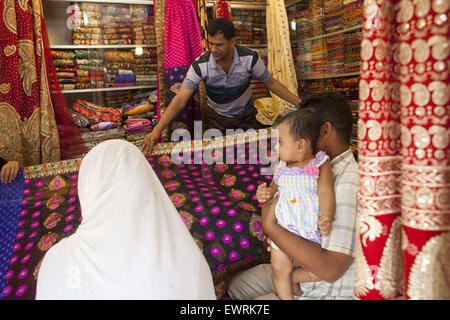 Dhaka, Bangladesch. 30. Juni 2015. Menschen in Genf Camp engagiert in ihrem Laden verkaufen Saris auf bevorstehende Eid in Dhaka.The Genf Camp für "gestrandet Pakistaner '' (Herkunft: der Staat Pakistan) ist in Mohammadpur. Pakistaner lebe dort seit Ende 1971 Krieg der Befreiung. © Zakir Hossain Chowdhury/ZUMA Draht/Alamy Live-Nachrichten Stockfoto