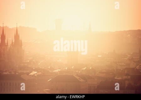 Schöne Panorama Ansicht des Prager Stadtbild mit markante Architektur Landmarken auf Misty Morning, Vintage Retro Ton-Effekt Stockfoto