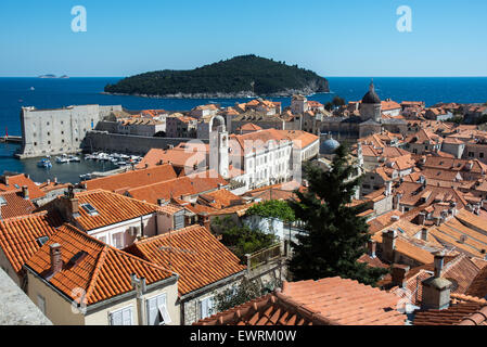 Altstadt mit Uhrturm, Domschatzkammer Turm, St. Johns Fort und Lokrum Insel im Hintergrund, Dubrovnik, Kroatien Stockfoto