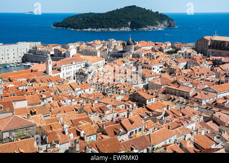 Terracotta Dach Szene der alten Stadt mit Lokrum Insel im Hintergrund, Dubrovnik, Kroatien Stockfoto