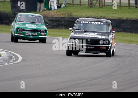 Die 1976 Triumph Dolomite Sprint von Ken Clarke vor einem MKI Escort RS2000 auf dem Goodwood-Mitglieder treffen Stockfoto