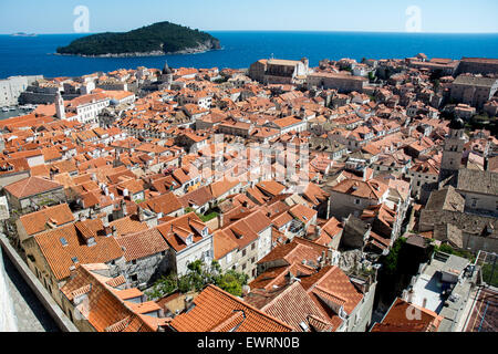 Terracotta Dach Szene der alten Stadt mit Lokrum Insel im Hintergrund, Dubrovnik, Kroatien Stockfoto