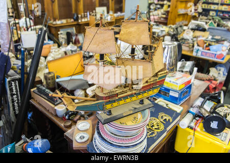 Im Antik Shop im Zentrum von Machynlleth, Powys, Wales Stockfoto