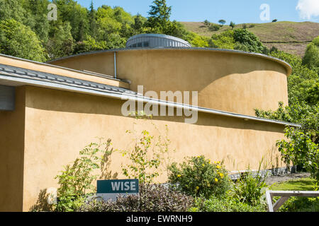 Strohballen Theater Institut der WISE Wales für nachhaltige Bildung bei Katze, Machynlleth, Powys, Wales, Stockfoto