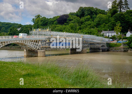 Old Wye Bridge mit Gerüst für Reparatur und Wartung über River Wye Blick aus Wales in England von Chepstow. UK Stockfoto