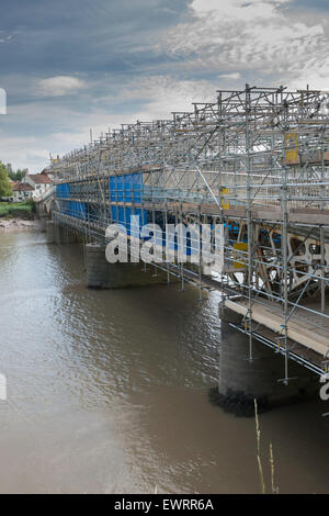 Ein Baugerüst alte Wye Brücke über den Fluss Wye zwischen England und Wales. Brücke ist Grenze bei Chepstwo UK Stockfoto