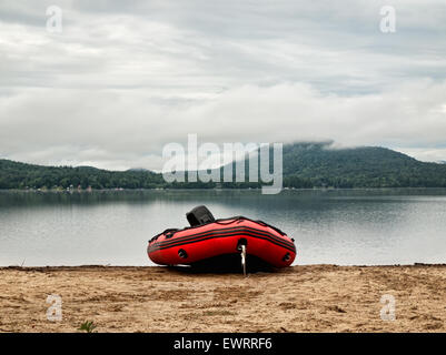 Floß Stil Boot angedockt an Moffitt Strand in den Adirondack Mountains Stockfoto