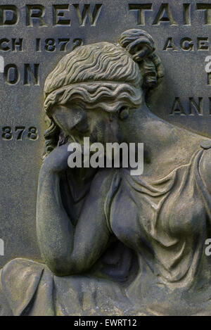Detail von einem Grabstein im Kirchhof der St. Cuthbert in Edinburgh zeigt eine Frau in Trauer. Stockfoto