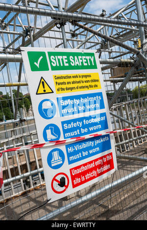 Gesundheits- und Sicherheitshinweise an Gerüsten auf alten Wye befestigt Brücke Kreuzung River Wye zwischen England und Wales bei Chepstow. Stockfoto