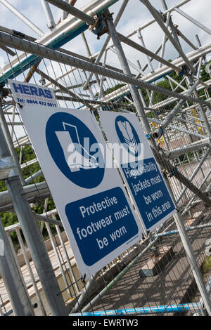 Gesundheit und Sicherheit Zeichen auf alten Wye Bridge. Gerüstbau für Reparatur-und Wartungsarbeiten errichtet. England / Wales, UK Stockfoto