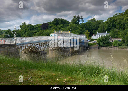 Alten Wye Brücke über Fluss Wye von Chepstow Seite der Brücke, auf der Suche nach England. Gerüst auf Brücke zur Reparatur oder zum Malen Stockfoto