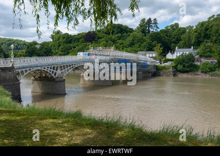 Alten Wye Brücke über Fluss Wye von Chepstow Seite der Brücke, auf der Suche nach England. Gerüst auf Brücke zur Reparatur oder zum Malen Stockfoto