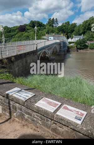 Old Wye Bridge aus Wales in England von Chepstow führt. Hinweisschilder auf Wand und Gerüste auf Brücke. Sommer-UK Stockfoto