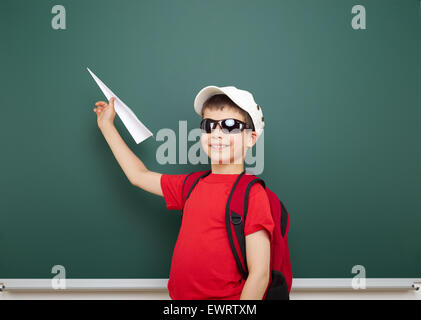 Junge in der Nähe der Schule-Brett Stockfoto