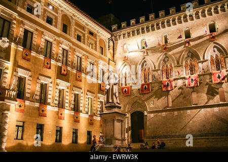 Salimbeni Square in der Nacht in der zentralen Siena, Toskana. Italien. Juli. Stockfoto