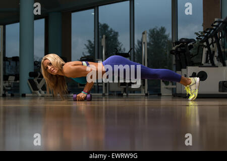 Mittleres Alter Sportler tun Liegestütze im Rahmen von Bodybuilding-Training Stockfoto