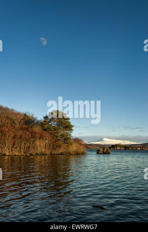 Irland Winter ländliche Landschaft Lough Leane Lake, Blick auf die fernen Paps Berge, bedeckt mit Schnee im Killarney National Park, County Kerry, Irland Stockfoto