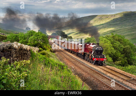 Spezielle Dampf auf der Settle-Carlisle Railway. Jubiläums-Klasse Dampf Lok "Galatea" mit Mallerstang, in der Nähe von Kirkby Stephen, Cumbria, UK, 30. Juni 2015. Stockfoto
