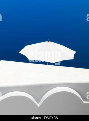 Eine weiß getünchte Gebäude und Sonne Brolly auf der Insel Santorini-Griechenland Stockfoto