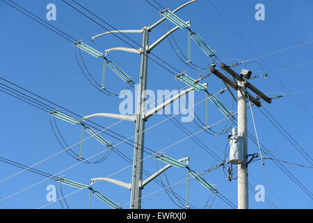 Alte und neue elektrische Leitung Türme an sonnigen Tag Stockfoto